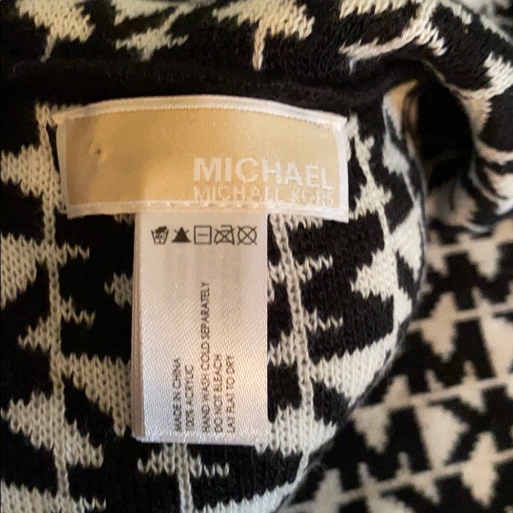 Michael Kors monogrammed infinity scarf - Picture 5 of 5